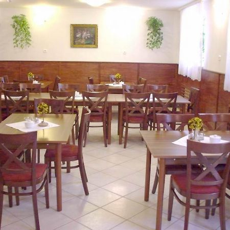 Corvin Hotel غيور المظهر الخارجي الصورة