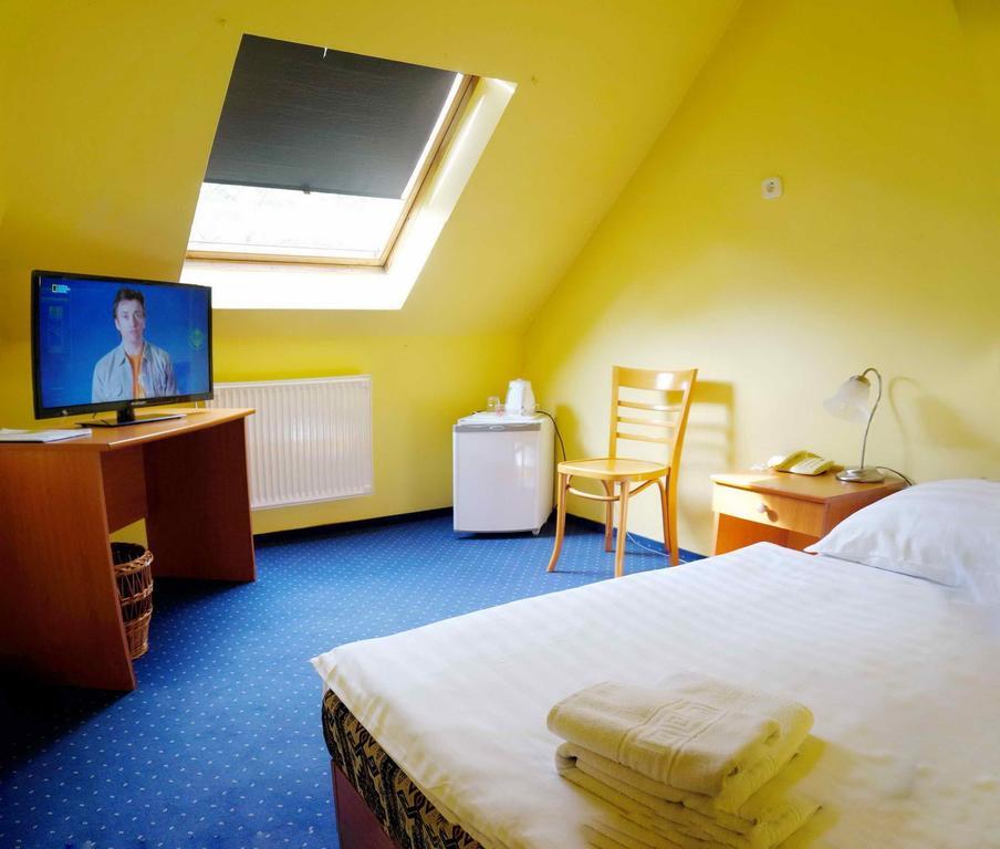 Corvin Hotel غيور المظهر الخارجي الصورة