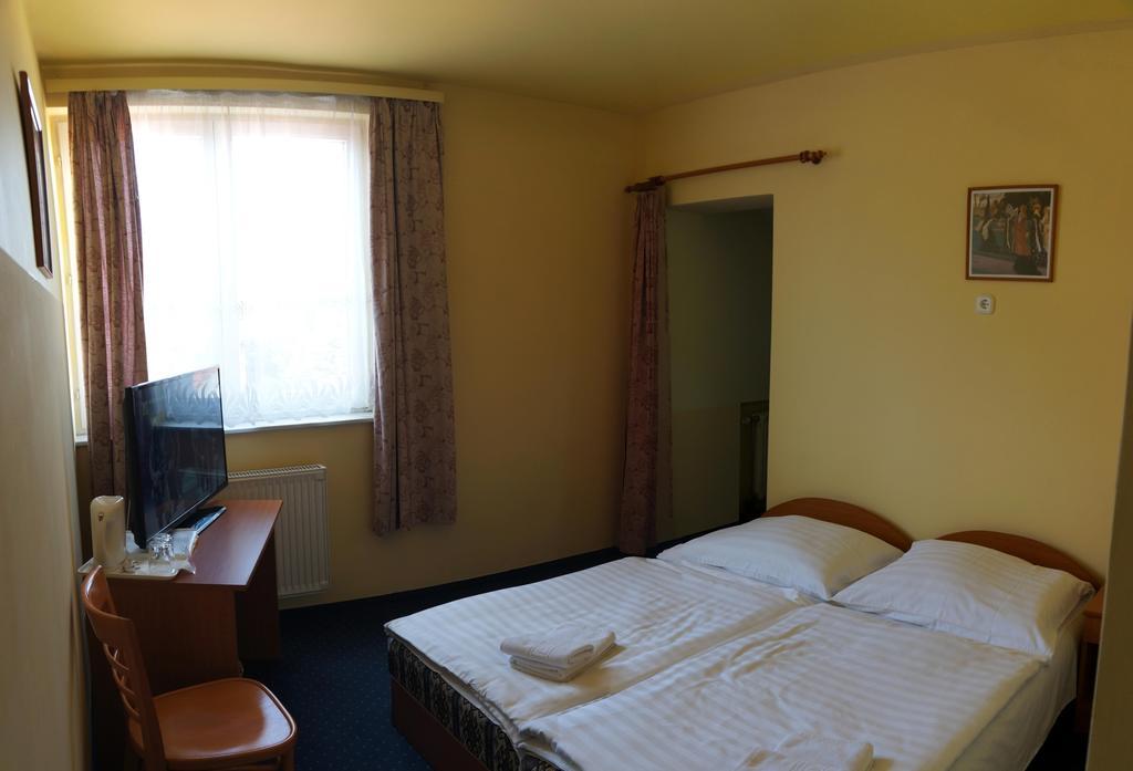 Corvin Hotel غيور الغرفة الصورة
