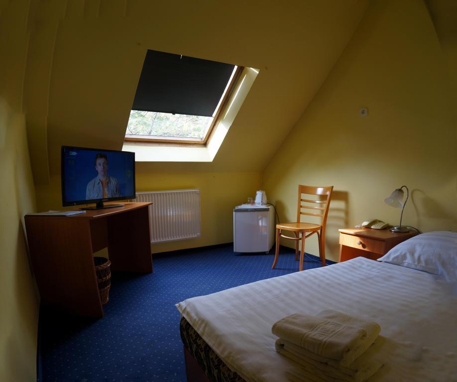 Corvin Hotel غيور الغرفة الصورة