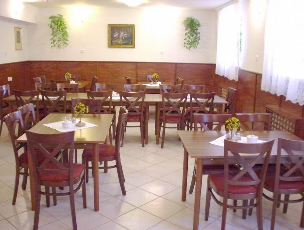 Corvin Hotel غيور المظهر الخارجي الصورة