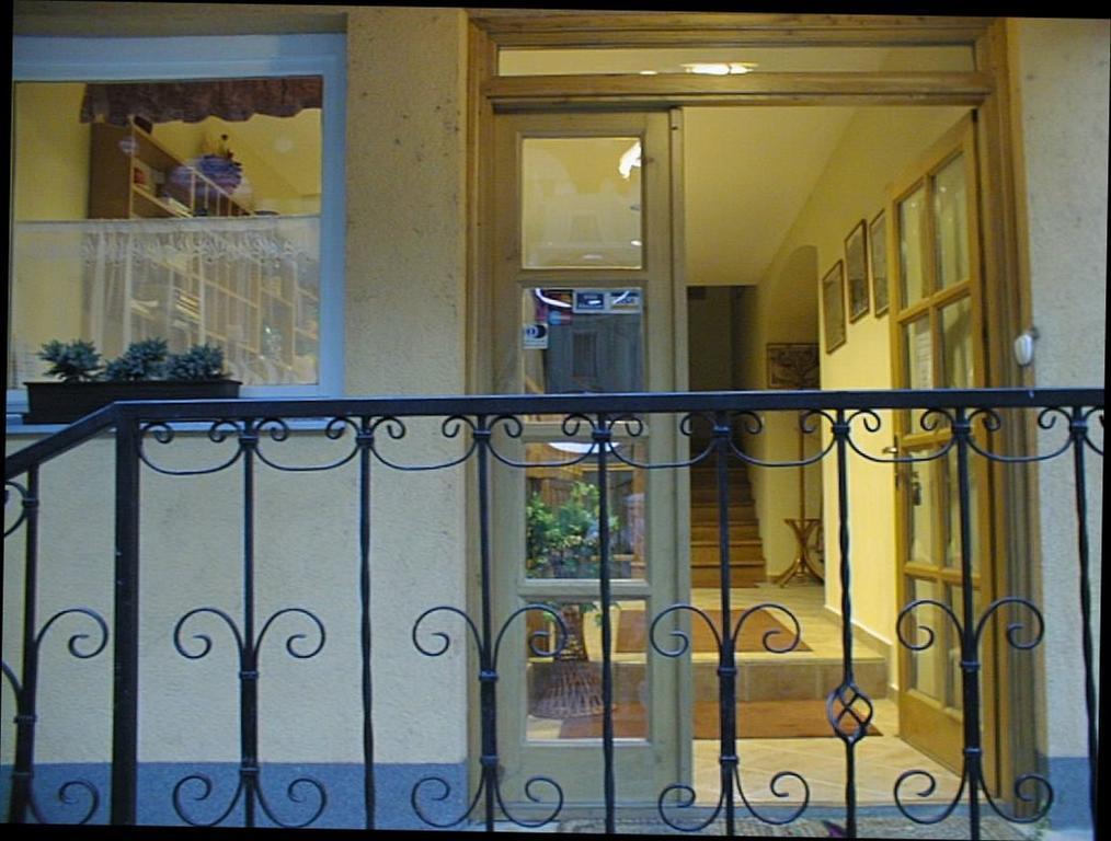 Corvin Hotel غيور المظهر الخارجي الصورة
