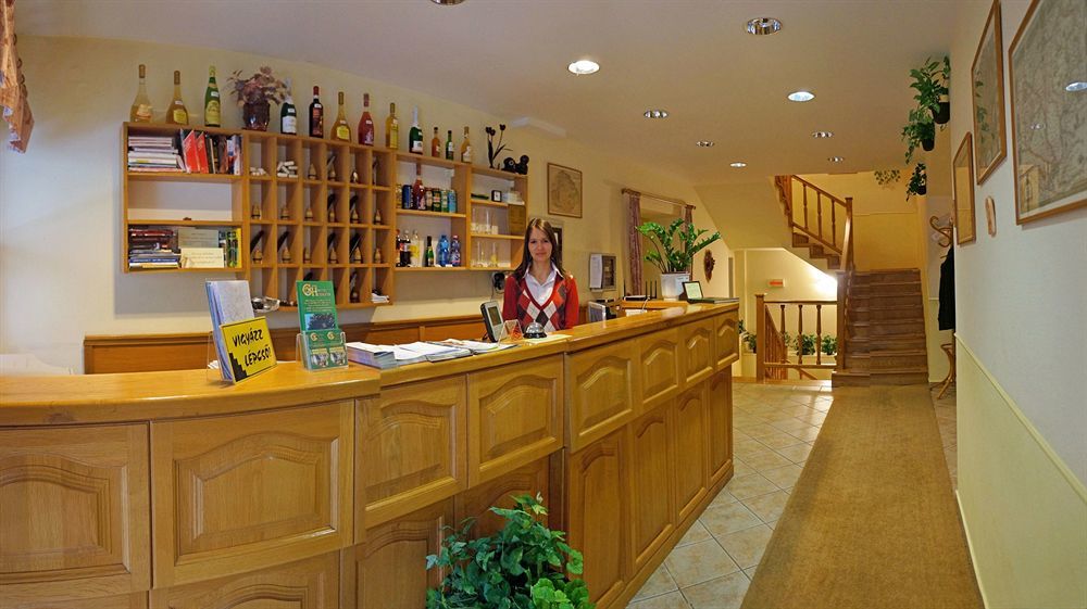 Corvin Hotel غيور المظهر الخارجي الصورة
