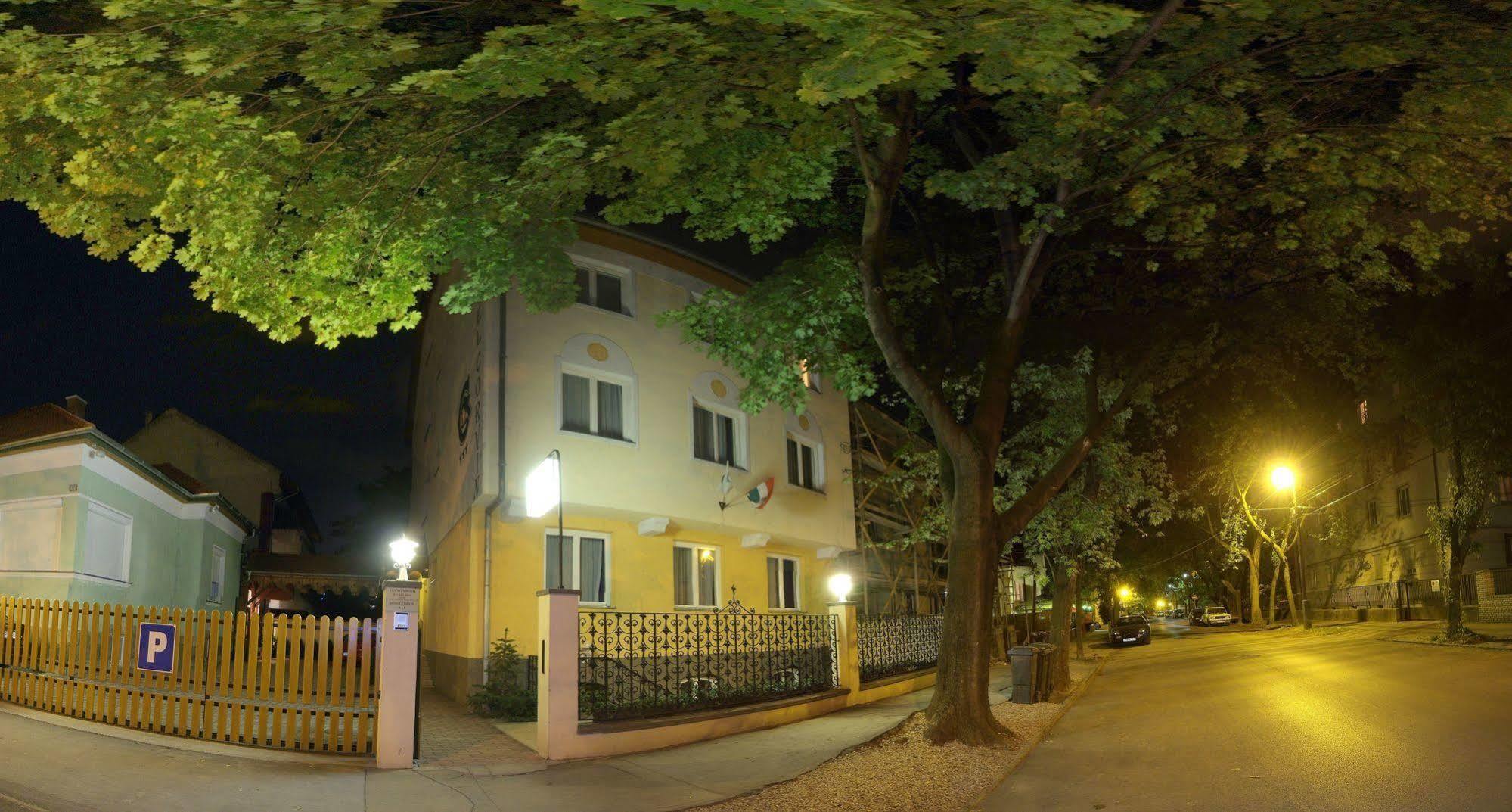 Corvin Hotel غيور المظهر الخارجي الصورة
