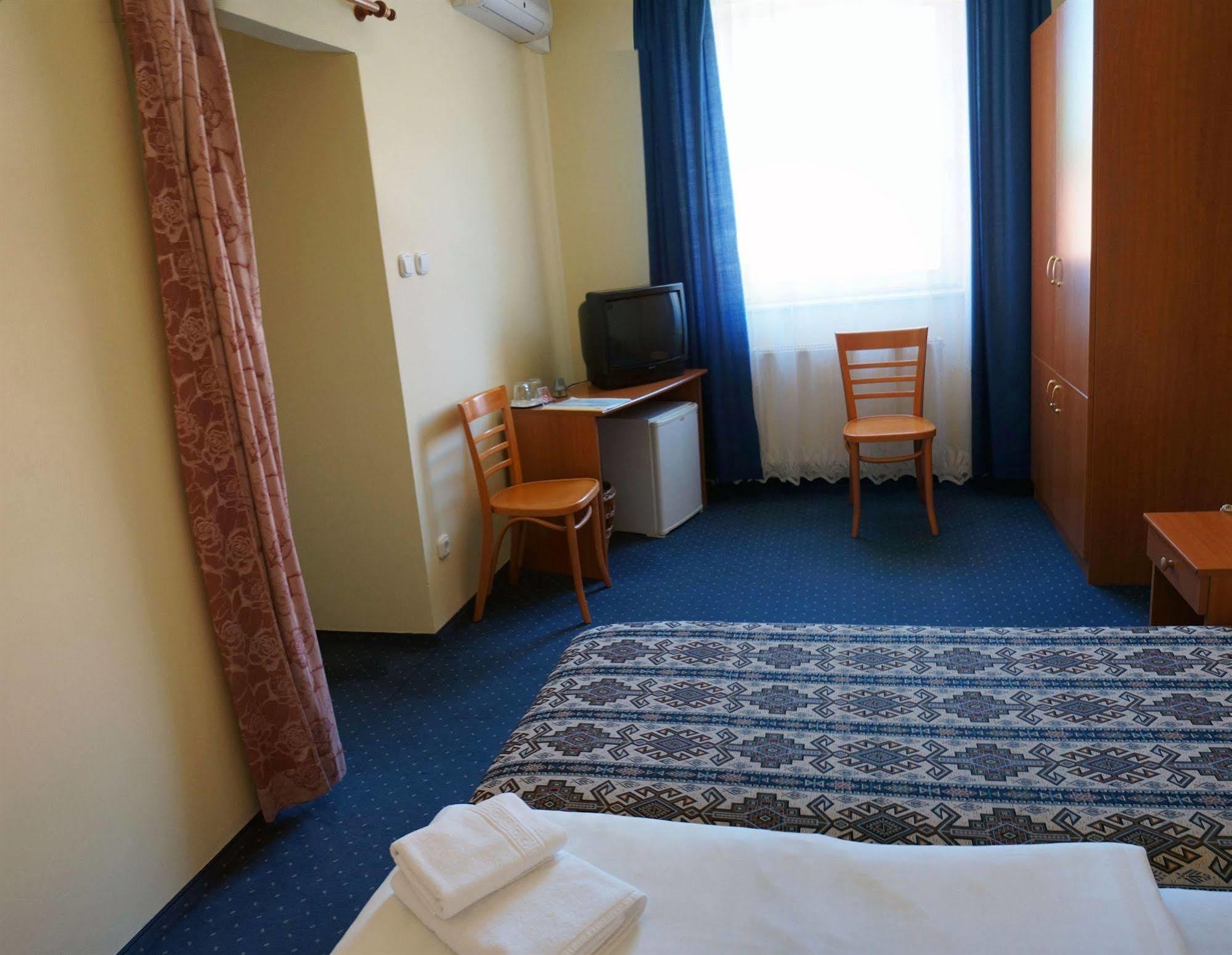 Corvin Hotel غيور المظهر الخارجي الصورة