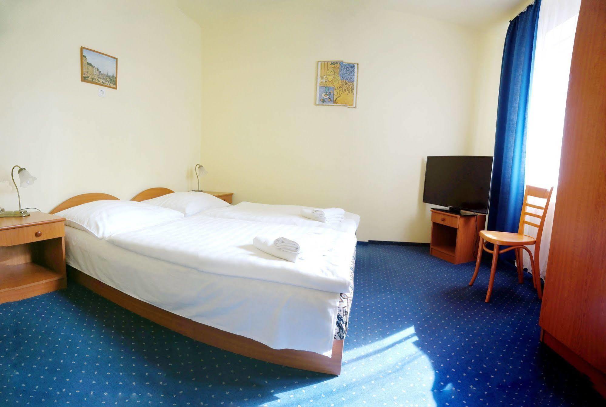 Corvin Hotel غيور المظهر الخارجي الصورة