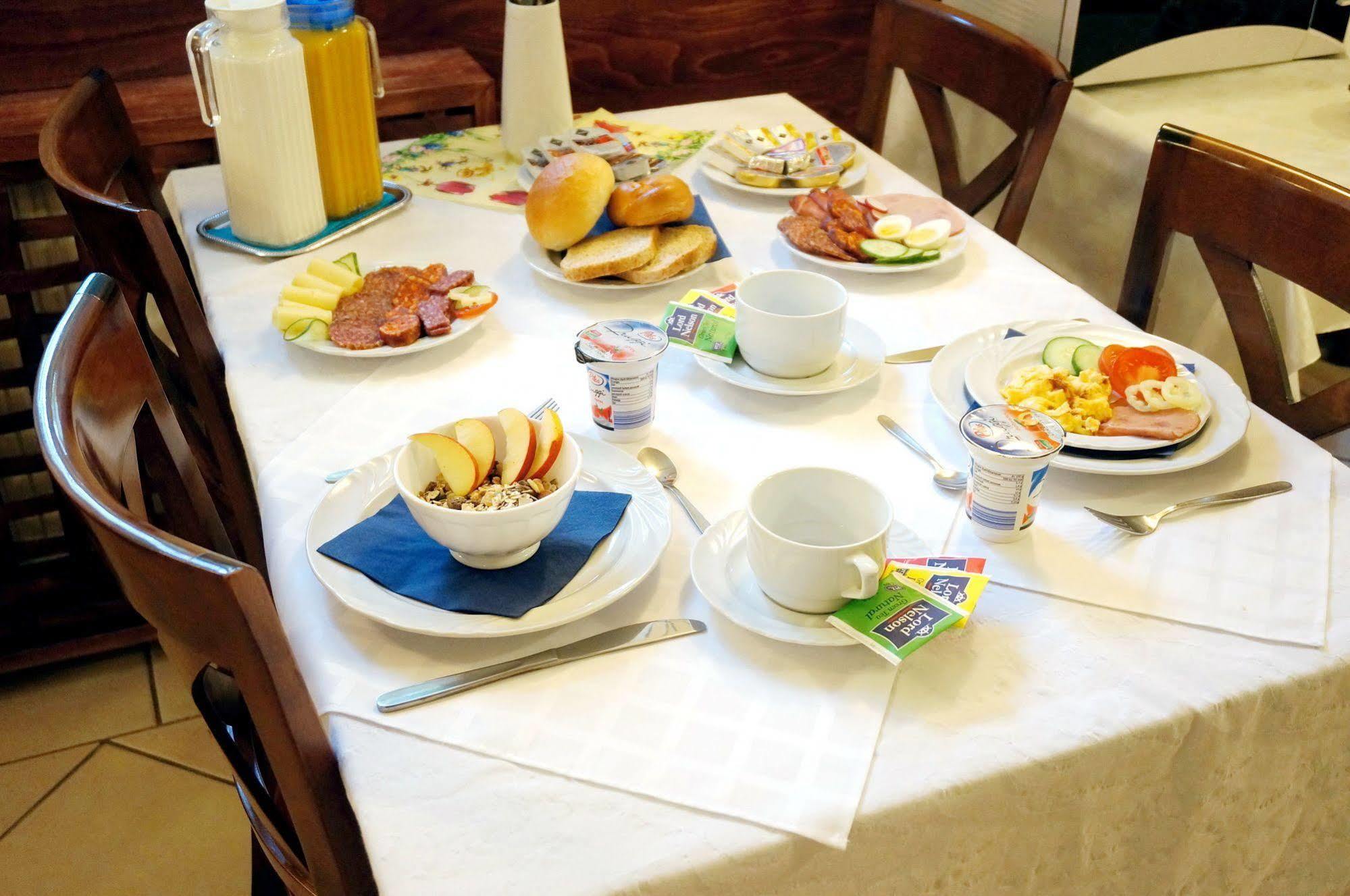 Corvin Hotel غيور المظهر الخارجي الصورة