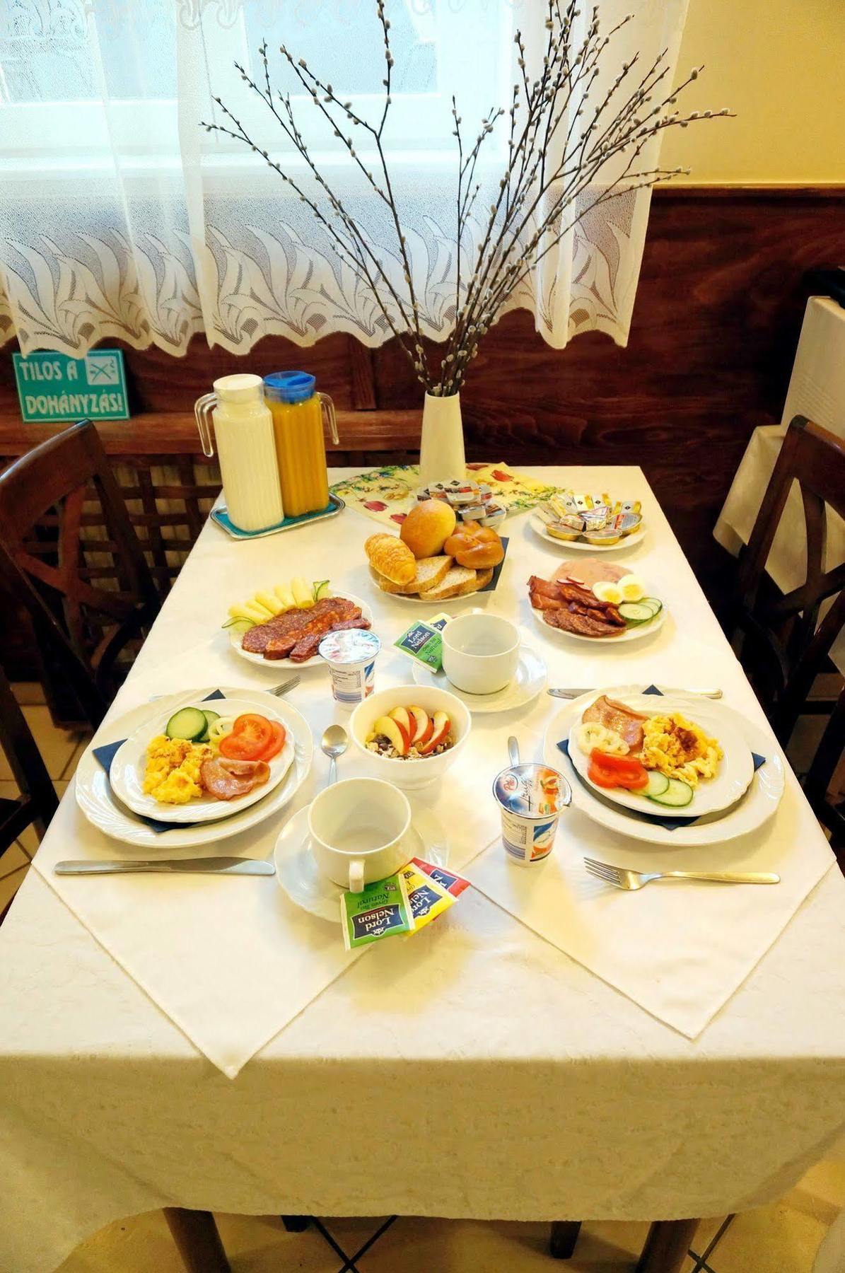 Corvin Hotel غيور المظهر الخارجي الصورة