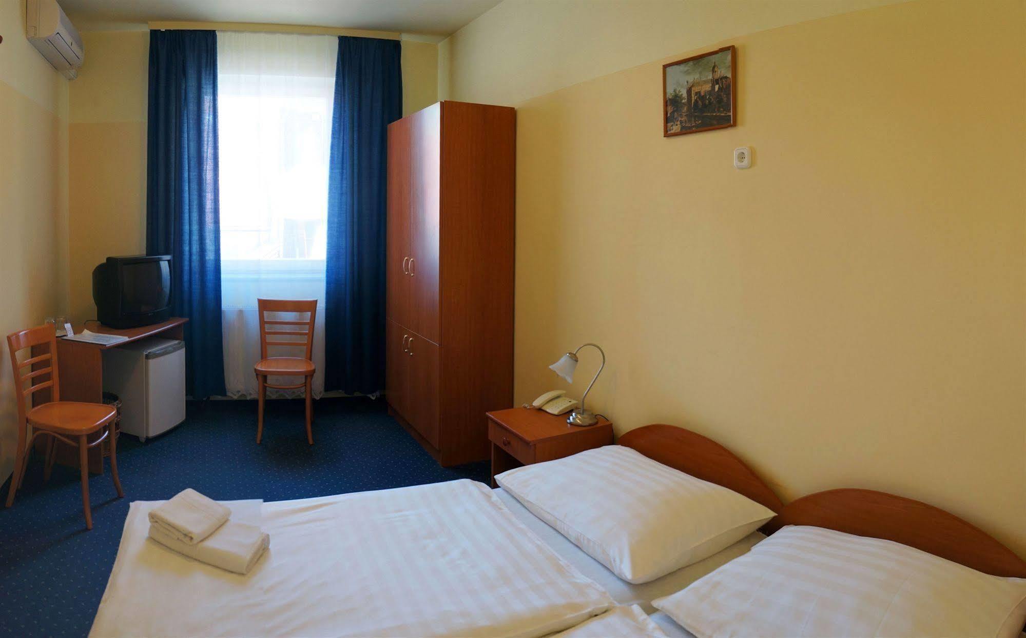 Corvin Hotel غيور المظهر الخارجي الصورة