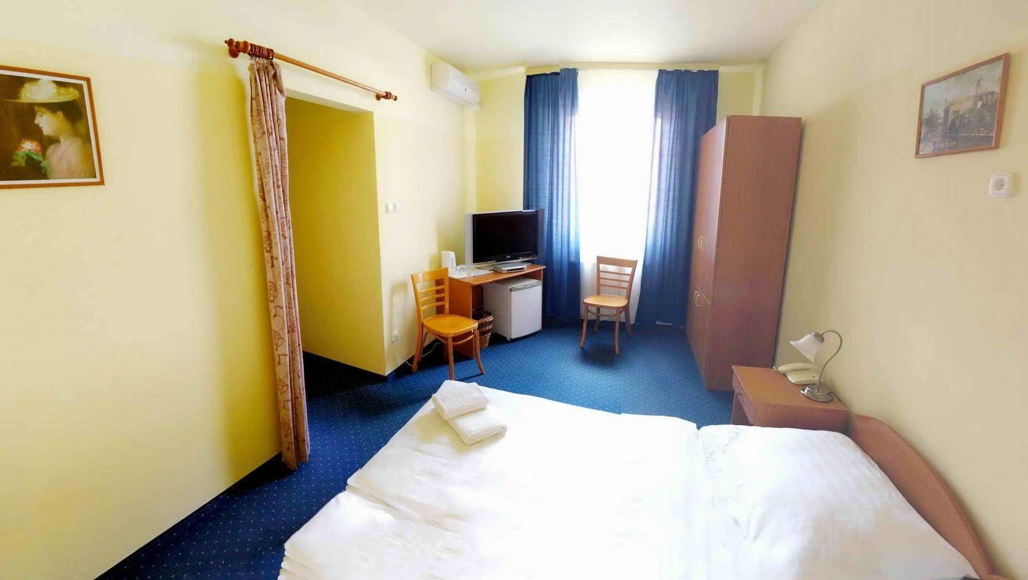 Corvin Hotel غيور المظهر الخارجي الصورة