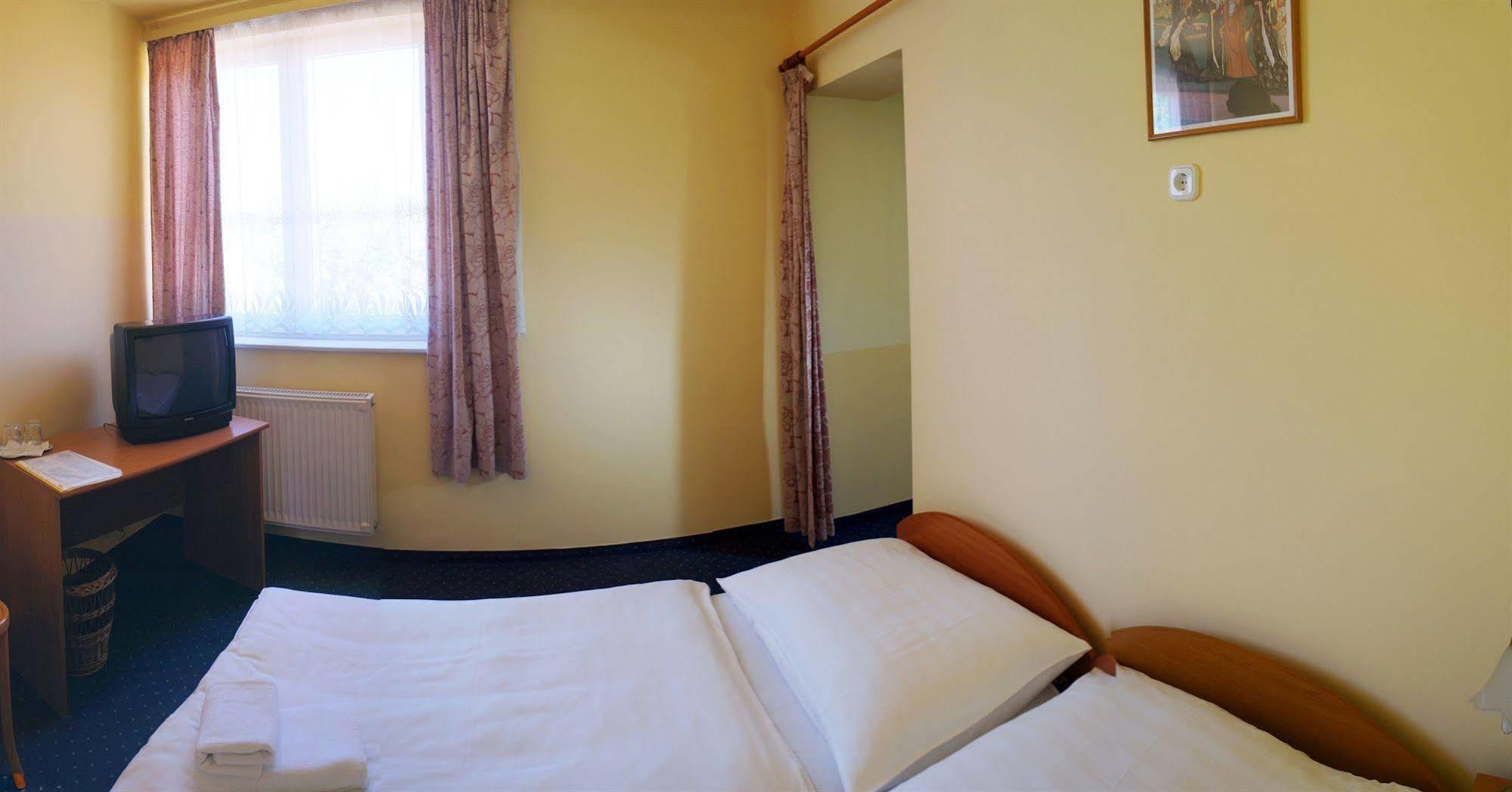 Corvin Hotel غيور المظهر الخارجي الصورة