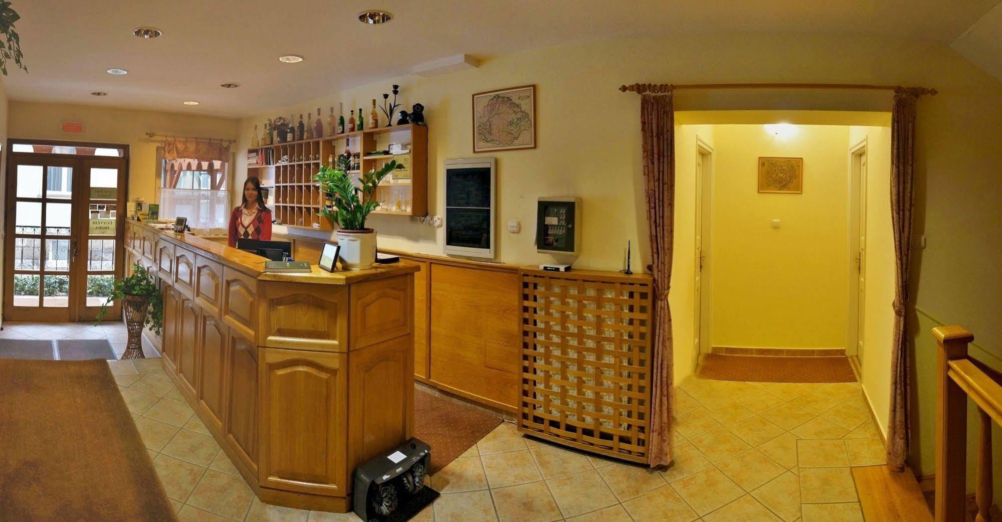 Corvin Hotel غيور المظهر الخارجي الصورة