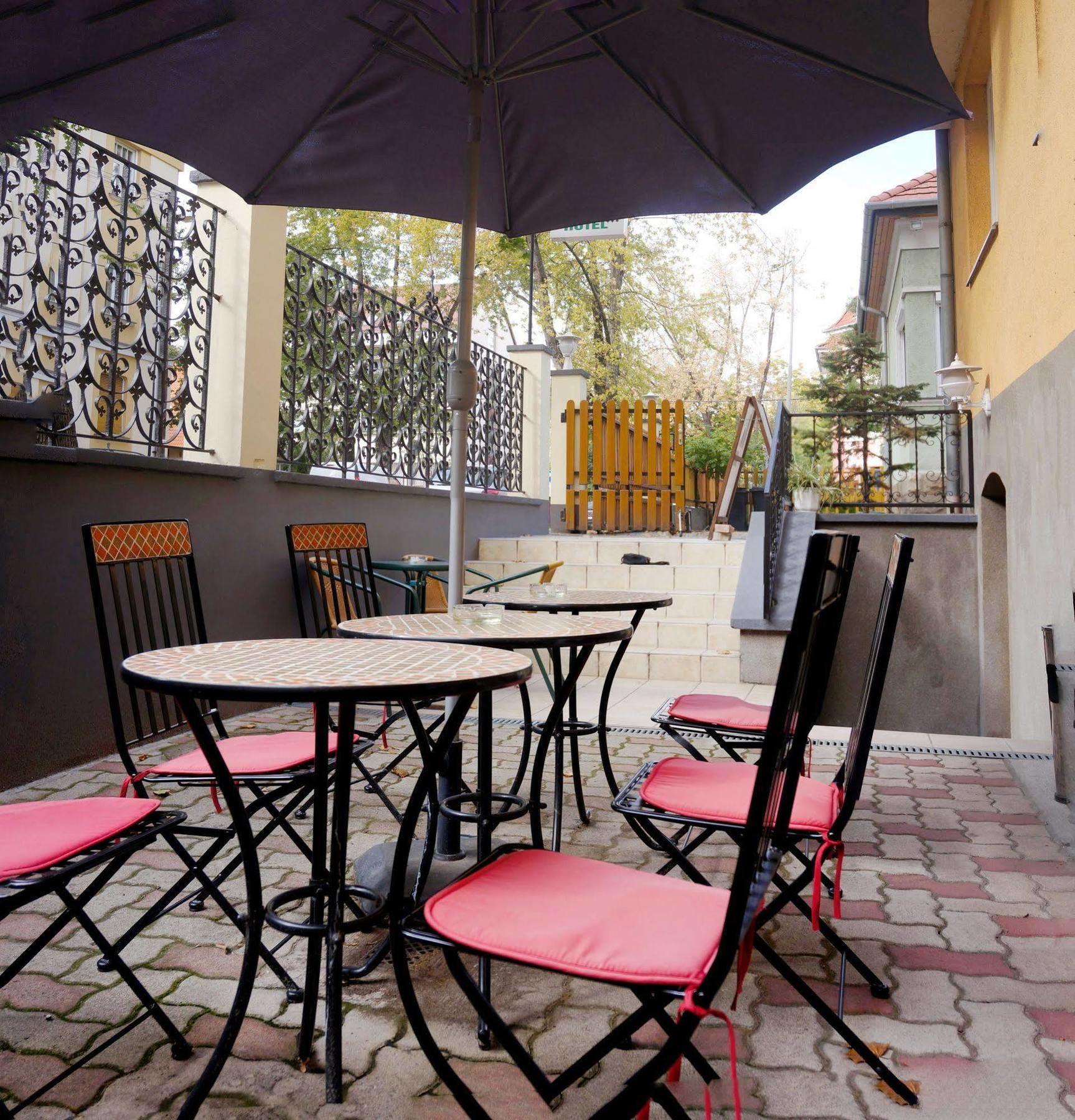 Corvin Hotel غيور المظهر الخارجي الصورة