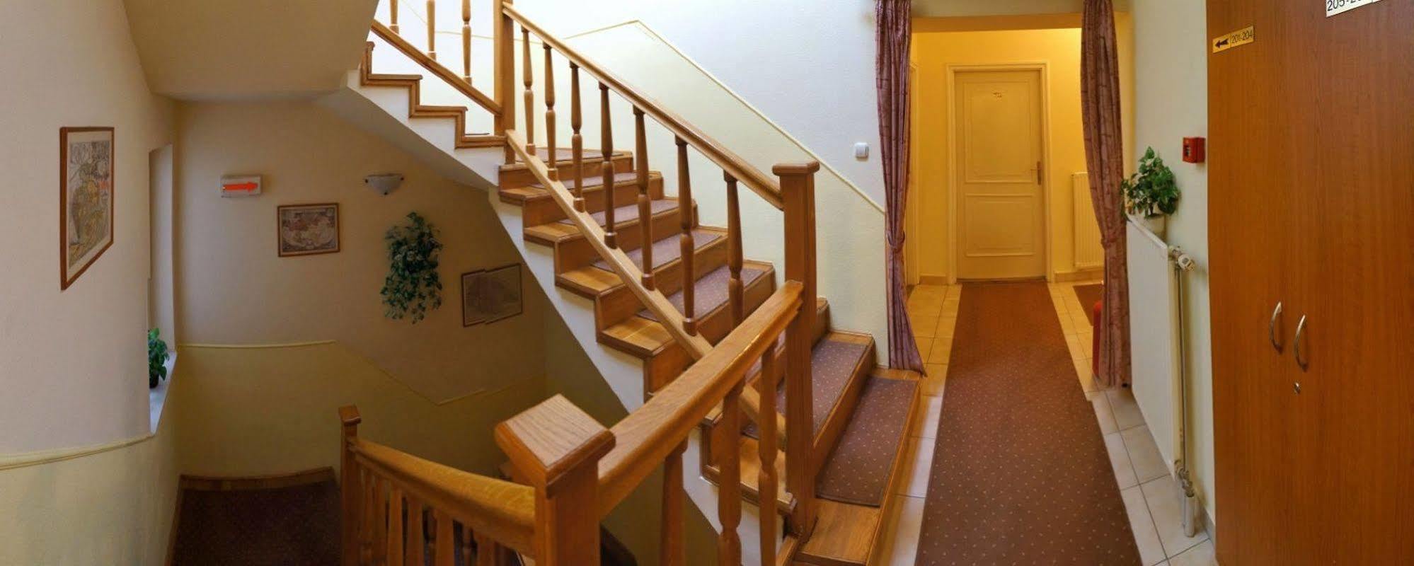 Corvin Hotel غيور المظهر الخارجي الصورة