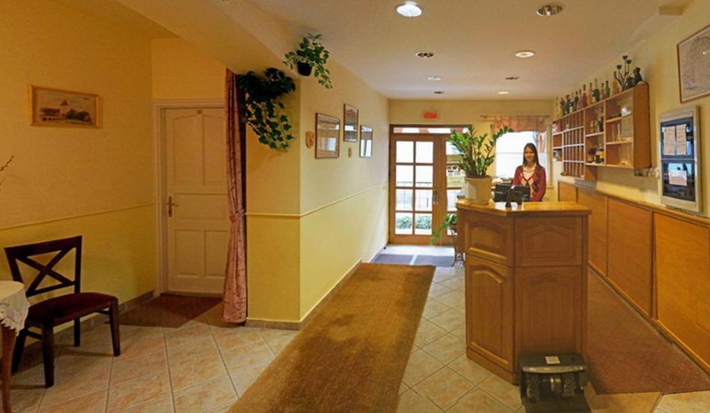 Corvin Hotel غيور المظهر الخارجي الصورة