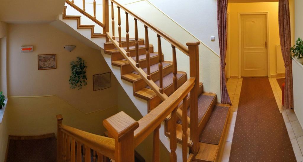 Corvin Hotel غيور المظهر الخارجي الصورة