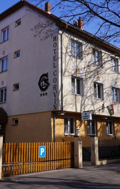 Corvin Hotel غيور المظهر الخارجي الصورة