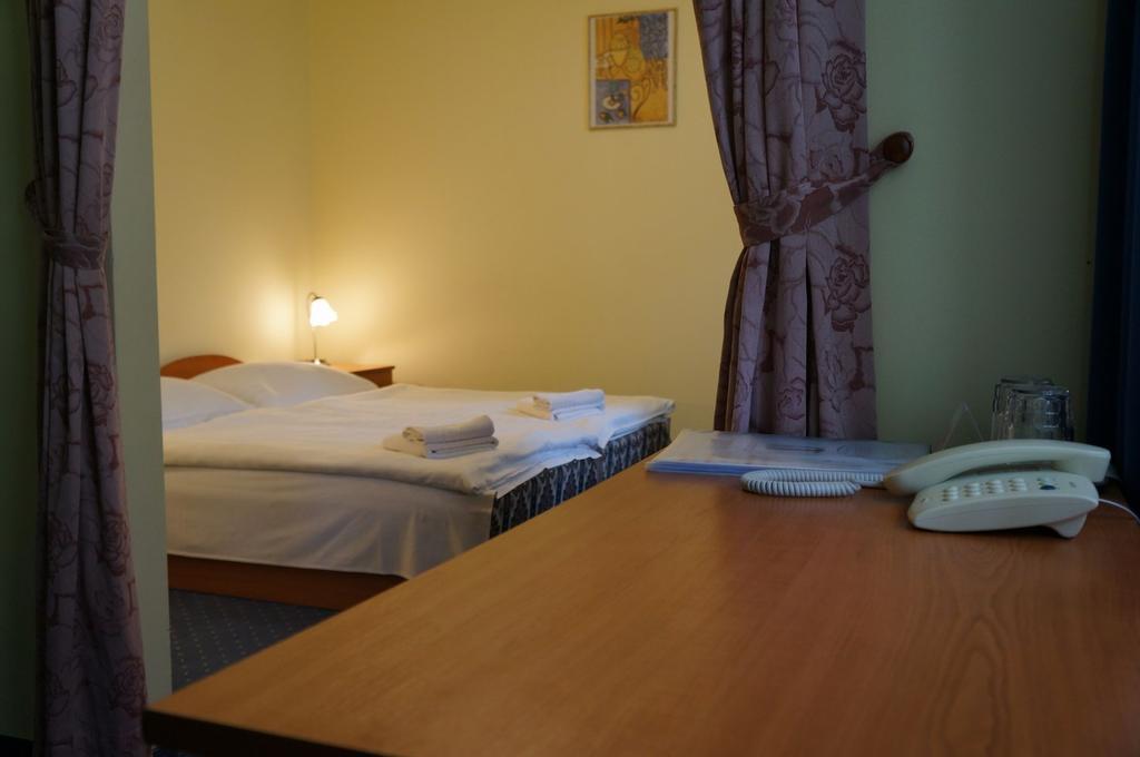 Corvin Hotel غيور المظهر الخارجي الصورة